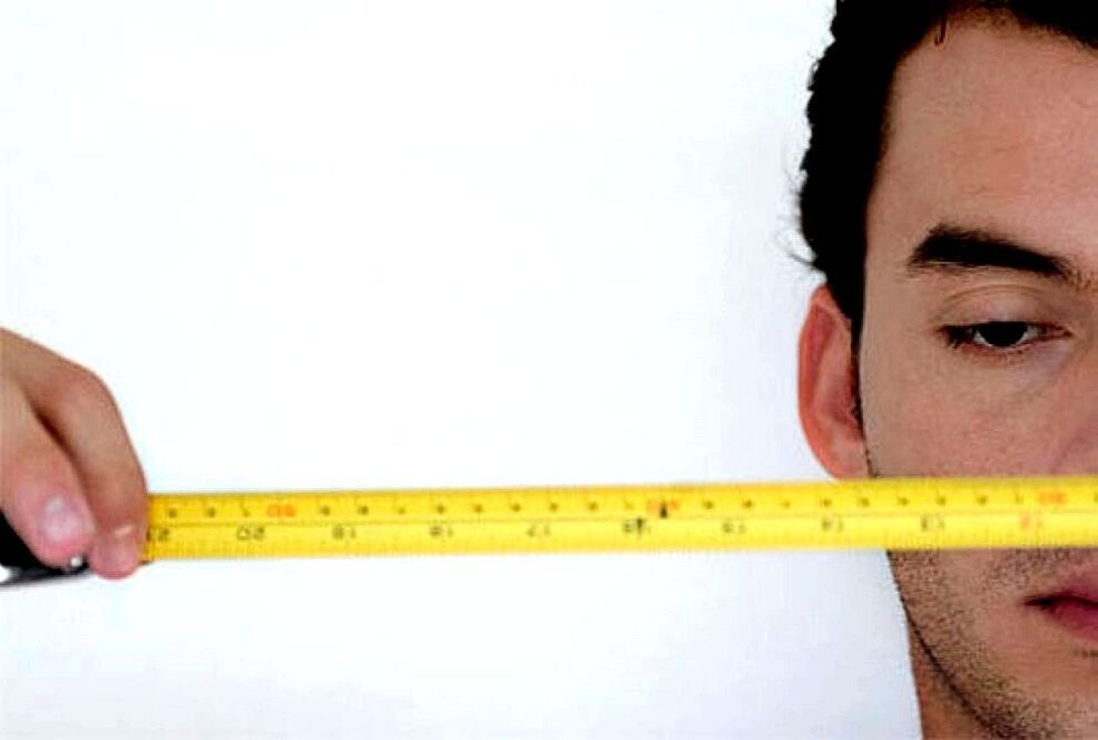uomo con righello che misura il pene prima dell'ingrandimento