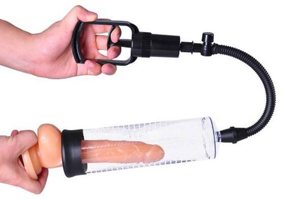 Ingrandimento del pene utilizzando una pompa a vuoto